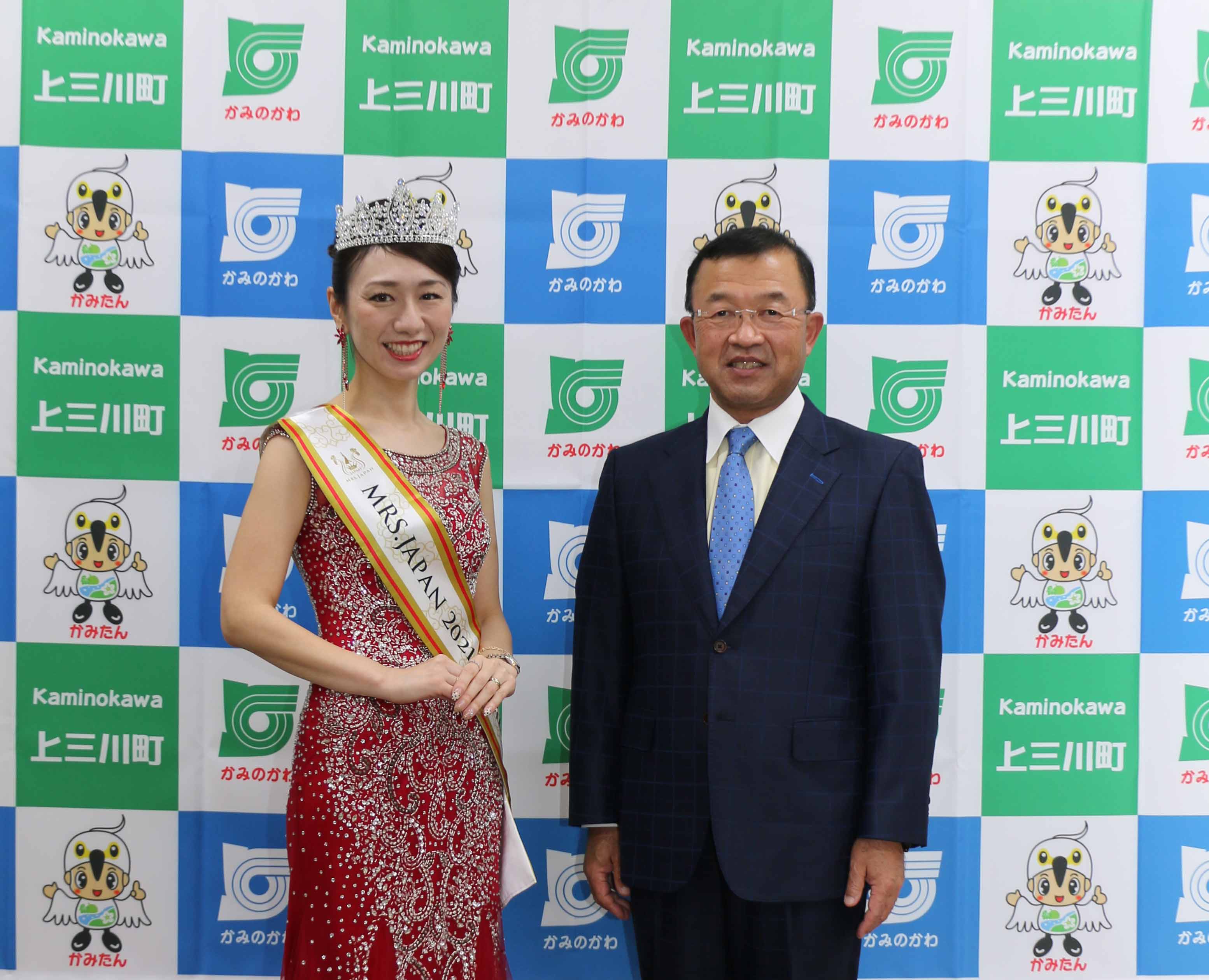 小口敬子さんがミセスジャパン2021栃木大会ヤングミセス部門グランプリ受賞の報告に来庁されました。