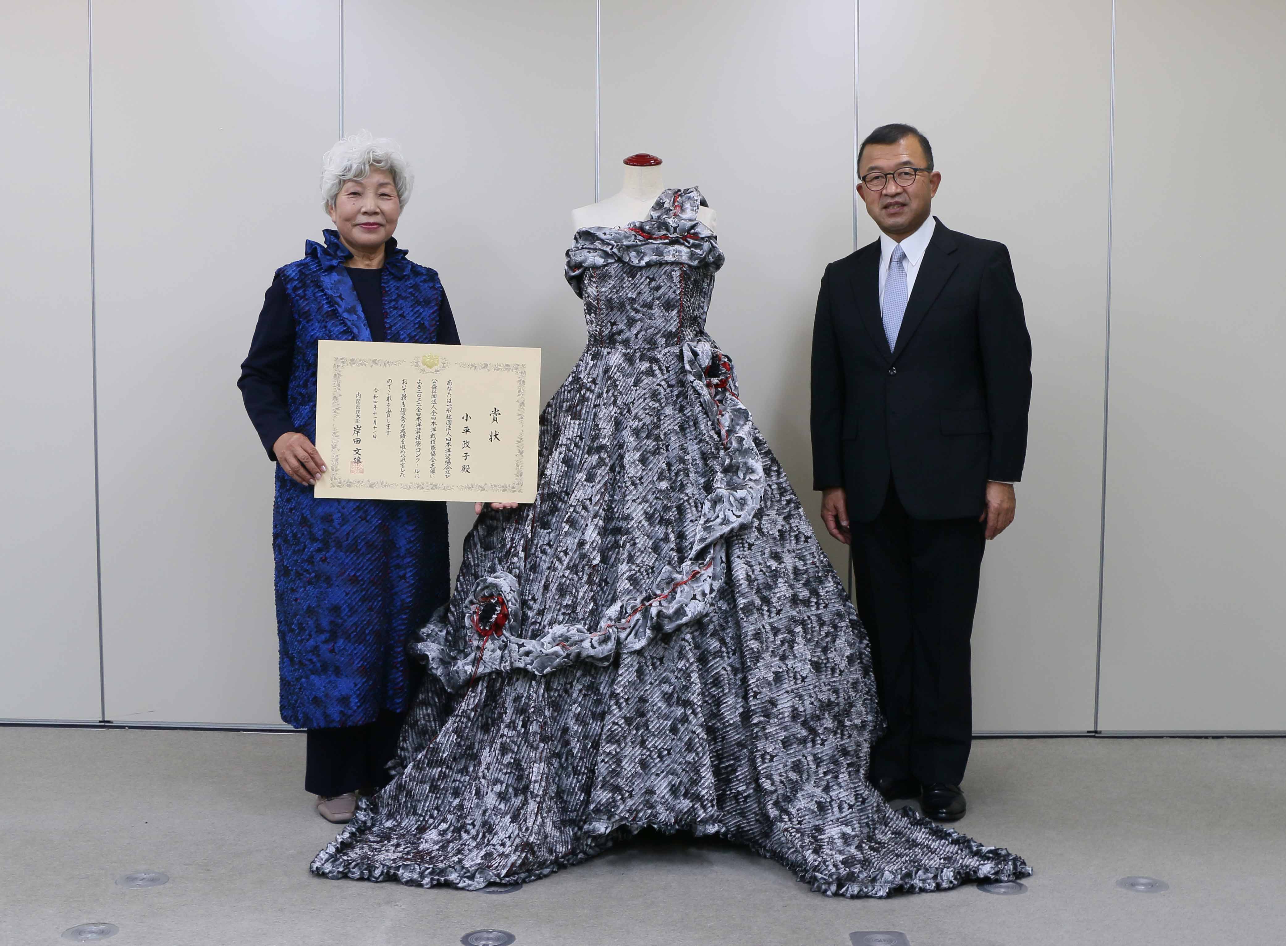 「2022全日本洋装技能コンクール」で日本一に輝いた、小平政子さん（大山）が表敬訪問