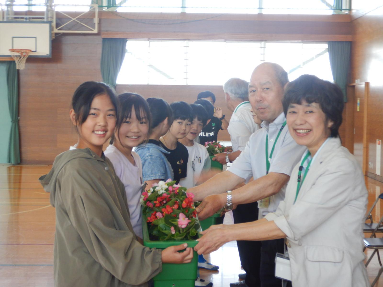 人権擁護委員から児童へ贈呈