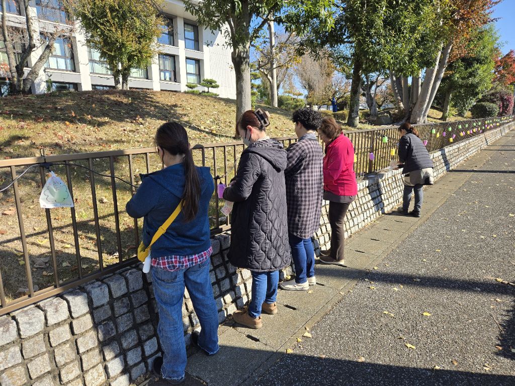 商工会女性部の皆さんによるイルミネーション設置の様子