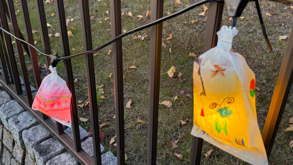 幼稚園児たちの可愛らしいイラストがイルミネーションを盛り上げます。