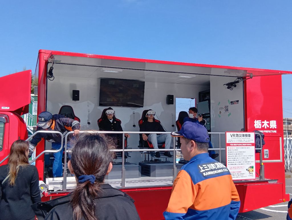 VR防災体験車(2) VR防災体験車(2)